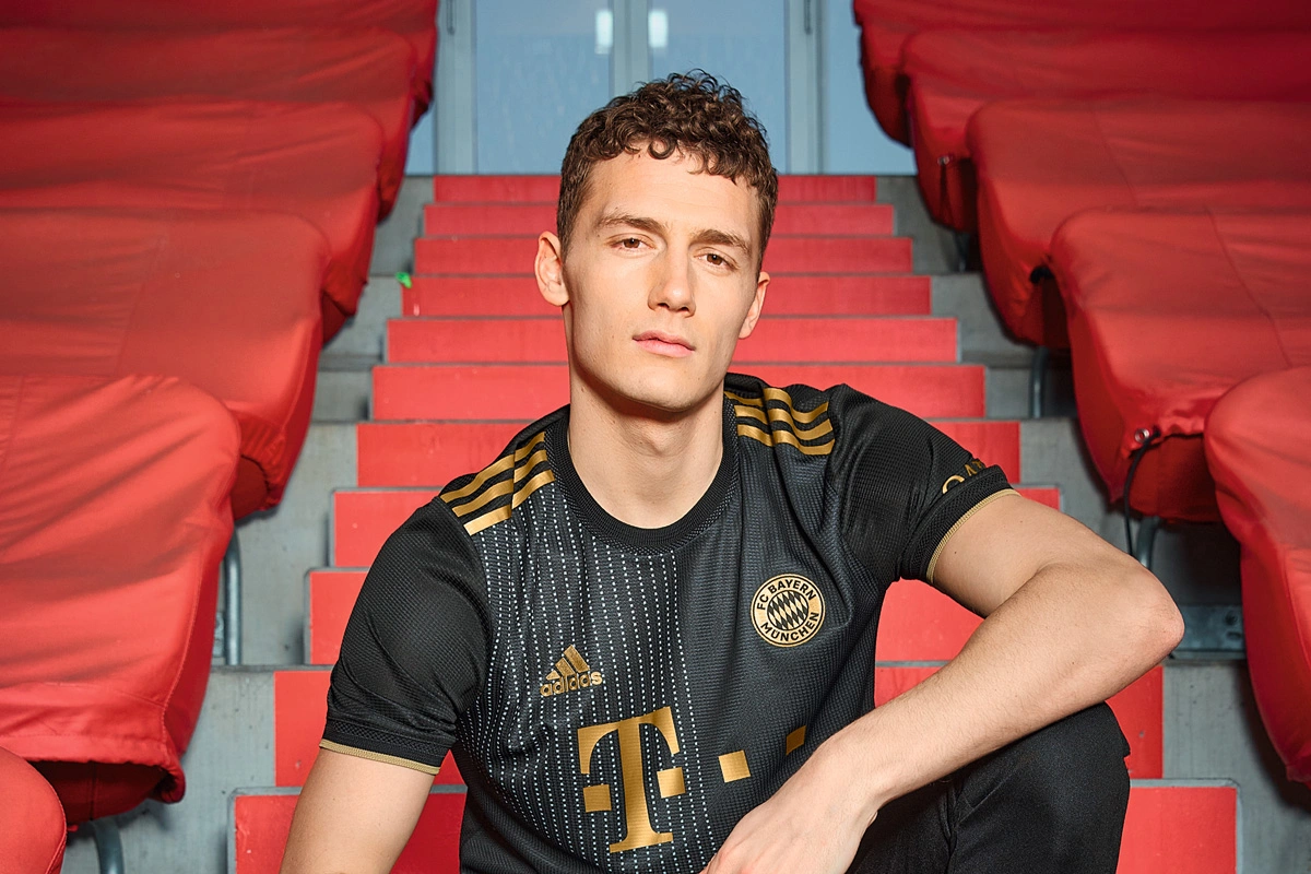 角将球托出 角将球托出